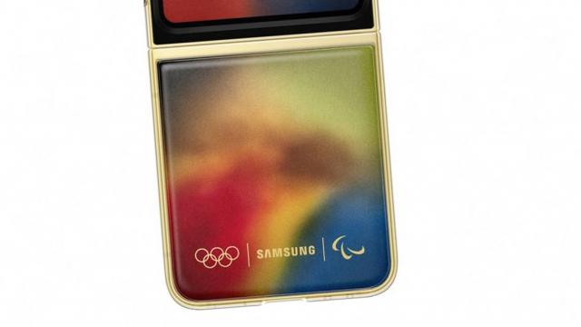 <b>Samsung Galaxy Z Flip 6 are o ediţie pentru Jocurile Olimpice pe care nu ai cum să o cumperi (Olympic Edition)</b>Aşa cum probabil ştiţi deja suntem la doar zile distanţă de începutul Jocurilor Olimpice de la Paris. Samsung este partener Olimpic şi Paralimpic mondial şi a prezentat o ediţie specială a lui Samsung Galaxy Z Flip6, Olympic Edition