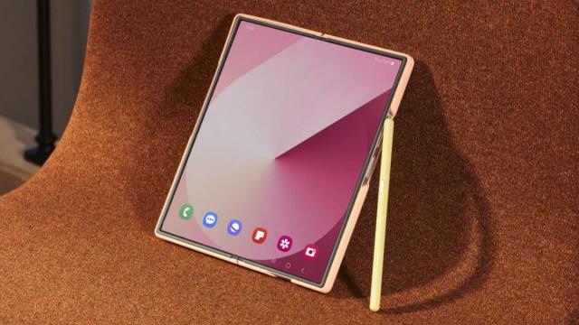 <b>Preț și disponibilitate Samsung Galaxy Z Fold6 în România</b>Samsung Galaxy Z Fold6 este așteptat să debuteze oficial pe data de 10 iulie 2024, dar iată că retailerii se grăbesc și avem parte de listări inclusiv din România unde noul pliabil apare alături de prețuri de comercializare. Știți ce înseamnă asta?