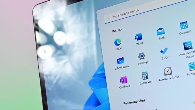 <b>Windows 11 trece la un meniu Start inspirat de iOS şi categoriile sale de aplicaţii</b>Windows 11 e pe cale să primească nişte schimbări interesante de design, judecând după cel mai nou Preview Build din Beta Channel. Schimbările se petrec în taskbar şi se pare că meniul Start ar fi inspirat de iOS acum şi de categoriile sale de aplicaţii