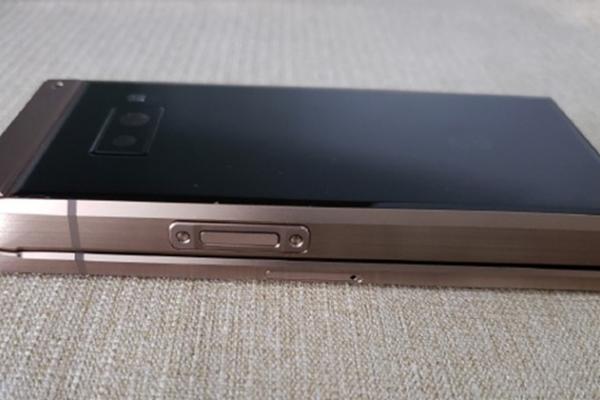 Samsung W2019, ineditul telefon cu clapetă și dotări de flagship apare în noi fotografii reale