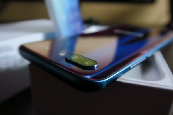 Huawei Honor 10: Camera ameninţătoare pentru flagship-uri ziua, cam subţire noaptea