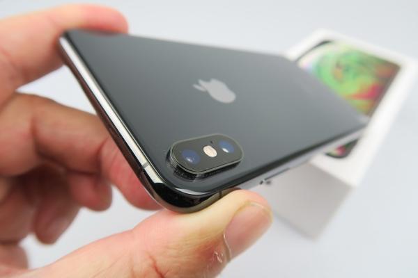 Apple iPhone XS Max: Design elegant, masiv, dar nu exagerat