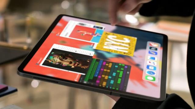 <b>Apple anunță tabletele iPad Pro 11 și iPad Pro 12.9 (2018); Acum cu port USB-C, margini înguste, Face ID și 1 TB stocare</b>În cadrul unui eveniment de presă desfășurat în această după-amiază cei de la Apple au anunțat lansarea unor noi tablete pe piață și anume modelele iPad Pro 2018 ce vin în variante de 11 și 12.9 inch. Avem parte de schimbări majore pentru