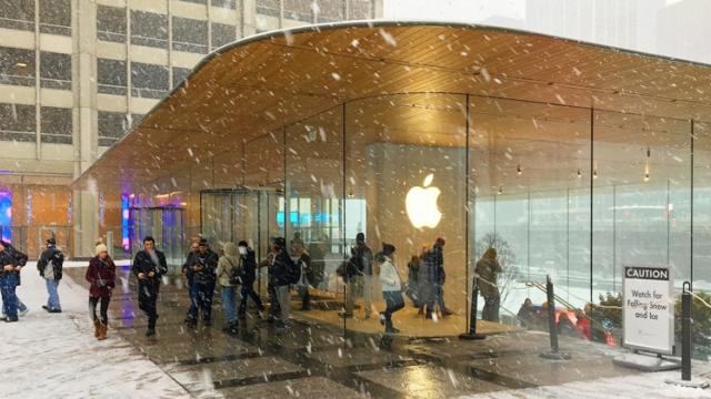 <b>Apple obține venituri de 62.9 miliarde de dolari în trimestrul 4; Creștere spectaculoasă de 20% la acest capitol</b>Astăzi și cei de la Apple au publicat rezultatele financiare din ultimul trimestru, o perioadă de 3 luni în care gigantul din Cupertino a realizat un profit generos. Aflăm că deși vânzările de iPhone-uri și iPad-uri au rămas la același nivel 