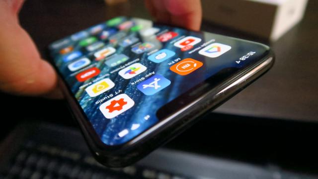 <b>Apple iPhone XS Max: Conectivitate excelentă, chiar şi pentru regele controlului, Apple</b>Apple iPhone XS Max vine cu obişnuitul port Lightning, care are un avantaj pe care puţini îl ştiu. Dacă la telefoanele Samsung trebuie să îţi schimbi în fiecare an adaptorul care scoate semnal video (USB/HDMI), la Apple eu folosesc acelaşi adaptor de..