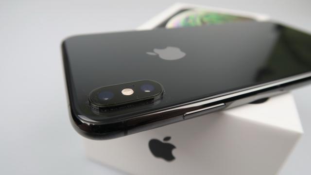 <b>Apple iPhone XS Max: Multimedia cu acustică stereo, mult mai bună decât arată decibelii</b>De la iPhone 7 încoace am tot primit 2 aspecte neschimbate la acustica: lipsa de jack audio şi difuzoare stereo. Mai nou nu primim nici adaptor de la Lightning la 3.5 mm la pachet. iPhone XS Max are două difuzoare stereo, unul jos şi unul sus, parcă mai..
