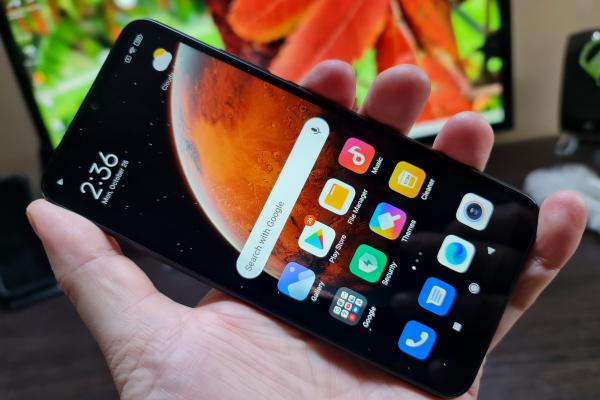 Redmi 9C NFC: Design din plastic aderent, imitaţie de fibră de carbon