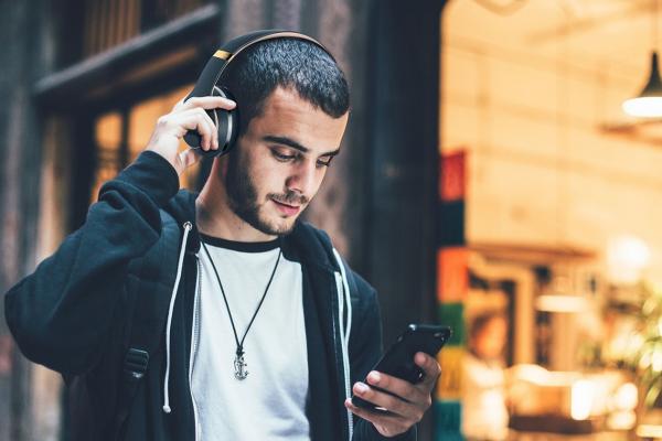 E LUNI e AMAZON! Azi vă recomandăm o pereche de căști Bluetooth over-ear, cu design atrăgător și autonomie generoasă