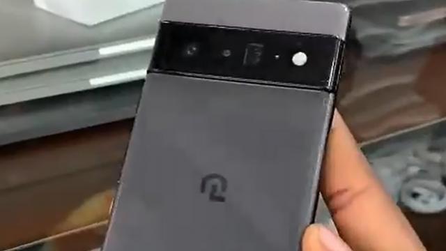 <b>Un prototip de Google Pixel 6 Pro își face apariția într-un prim video hands-on; Lansarea ar avea loc pe 19 octombrie</b>Noua serie Pixel 6 de la Google a fost deja prezentată de către Google, însă data de lansarea oficială nu a fost încă confirmată. Până acum avem informații referitoare la noile telefoane direct de la gigant sau prin leak-uri ajunse pe web și certificări
