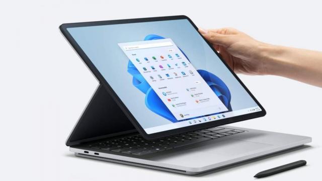 <b>Microsoft Surface Laptop Studio a debutat: Notebook cu ecran rabatabil şi Thunderbolt 4</b>Microsoft a ţinut un eveniment oficial axat pe produsele Surface pe 22 septembrie, ocazie cu care am luat contact cu noul telefon cu două ecrane Surface Duo 2, dar şi cu tableta Surface Pro 8. A debutat şi un laptop cu format atipic, Microsoft Surface