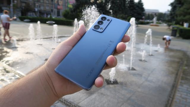 <b>OPPO Reno 6 Pro 5G: Hardware de high midrange cu accent pe "high"</b>Cunoscut în afară ca OPPO Reno 6 Pro+ 5G, telefonul a ajuns la noi sub numele de OPPO Reno 6 Pro şi nu ne deranjează deloc asta. E practic flagshipul gamei Reno 6, oferind maximul dotărilor posibile. Include un ecran AMOLED de 6.55 inch, cu rezoluţie