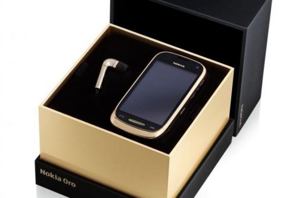 Nokia Oro: Symbian și aur de 18 carate, Într-un singur telefon (Video): 700_nokia_oro_open_box.jpg