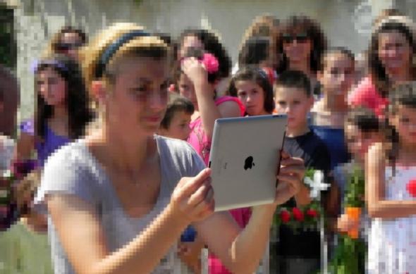 iPad 2 și rolul său de cameră foto - inedit: ipad2_la_serbare_1.jpg