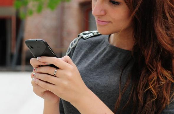 HTC Sensation În palma Consuellei Dobra, noua Mobi Girl pasionată de Facebook: mobigirl_consuella_dobra_htc_sensation_22.jpg