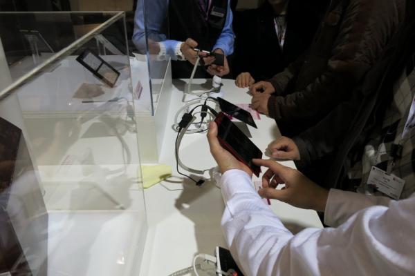 MWC 2013: NEC Medias W, telefon dual display familiar la MWC, gata de comercializare (Video)