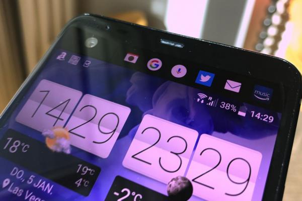 HTC U Ultra apare pe web în fotografii live, ce dezvăluie prezenţa unui ecran secundar deasupra celui principal