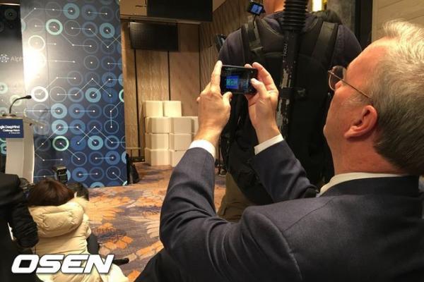 Directorul Google, Eric Schmidt surprins folosind un iPhone în public