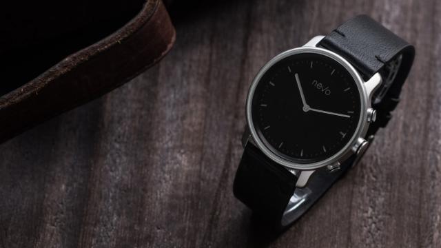 <b>Turul Magazinelor #105: telefon pentru seniori, smartwatch elegant şi brăţară minimalistă de fitness, plus o lampă chic de citit</b>Avem pentru voi în Turul Magazinelor de astăzi o serie de produse foarte interesante, produse printre care se strecoară un telefon pentru seniori, un smartwatch elegant, dar și o brățară fitness produsă de către cei de la Alcatel. Avem pe lista noastră și