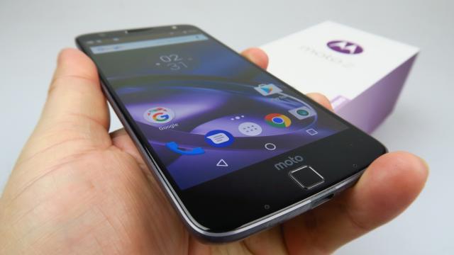 <b>Motorola Moto Z Unboxing: modularitatea reală e aici, la un cost pe măsură (Video)</b>Dacă LG G5 nu a reuşit să aducă în mainstream modularitatea, îl lăsăm pe Moto Z să încerce acest lucru. Telefonul a ajuns la noi în ţară la început de decembrie şi iată-ne cu el în teste deja. E de asemenea şi o premieră, în ideea că e cel mai subţire..