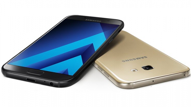 <b>Preț și disponibilitate Samsung Galaxy A5 (2017) în România</b>Anunțate oficial chiar la începutul acestui an, iată că smartphone-urile Samsung din seria Galaxy A (2017) încep a-și face apariția în ofertele retailerilor de pe plan local. Pentru început cei de la QuickMobile listează modelul Galaxy A5 (2017), telefon 