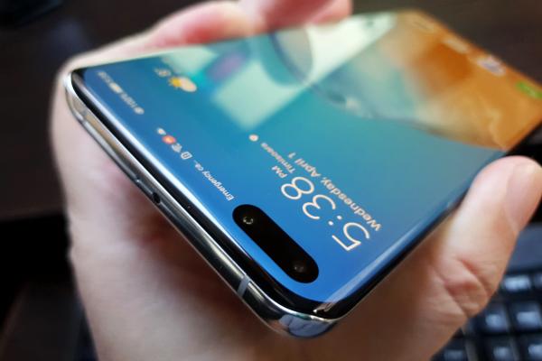 Huawei P40 Pro: Design premium, compact, comod, camere polarizante ca integrare