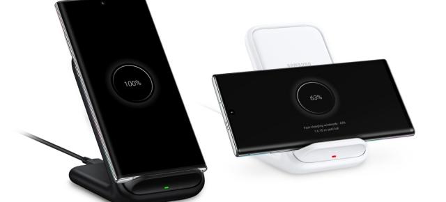 Prezentare Samsung Wireless Charger Stand: încărcător wireless la 15W cu ventilator şi utilizare a telefonului în landscape/portret