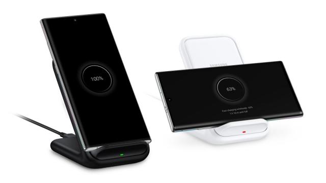 <b>Prezentare Samsung Wireless Charger Stand: încărcător wireless la 15W cu ventilator şi utilizare a telefonului în landscape/portret</b>Cum Samsung Galaxy S20 Ultra, dar şi S20 şi S20+ s-au pus în vânzare de pe 13 martie, ar fi păcat să nu le accesorizezi cu un produs original Samsung. Noi am găsit un astfel de produs, Samsung Wireless Charger Stand 15W