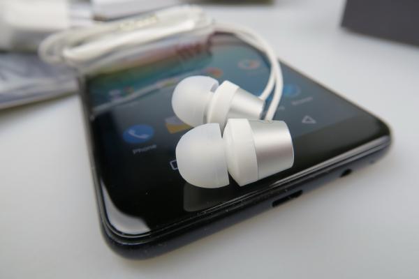 Allview V3 Viper: Multimedia cu volum puternic și nevoie de bas, căști de calitate