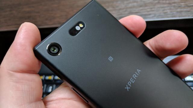 <b>Sony Xperia XZ1 Compact: Camera cu nimic mai prejos de Xperia XZ1</b>Atunci când am testat iPhone 8 pe finalul anului trecut l-am tot pus sub spectrul ameninţării lui Sony Xperia XZ1 Compact. Ceva de genul "lasă că vine Xperia XZ1 Compact şi o să să vezi ce se întâmplă". Ce e drept puteam doar specula pe atunci, pentru..