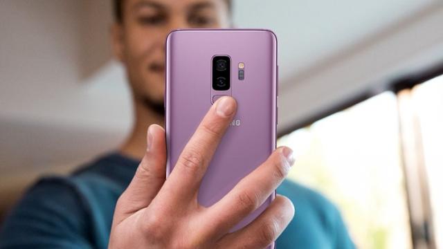 <b>Preț și disponibilitate Samsung Galaxy S9+ în România</b>Nu doar varianta standard Galaxy S9 este disponibilă la precomandă în acest moment pe plan local, ci și modelul cu Plus în coadă - cel care pulsează printr-o cameră duală în spate și prin 6 GB RAM. Are desigur o diagonală mai generoasă și baterie