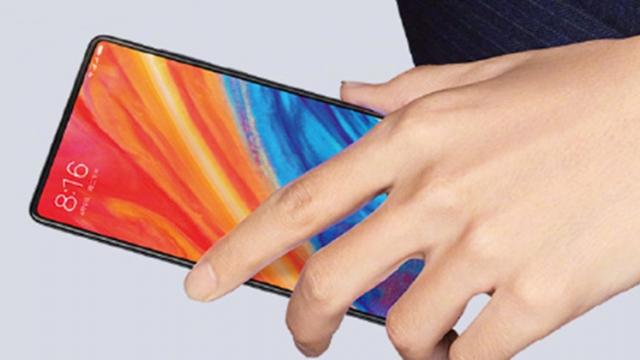 <b>Xiaomi dezvăluie design-ul lui Mi Mix 2s prin intermediul unor materiale teaser</b>Pe data de 27 martie este așteptat și debutul lui Xiaomi Mi MIX 2S, un telefon ce vine drept upgrade pentru Mix 2 la nivel hardware. Astfel vom beneficia la bord de procesorul octa-core Qualcomm Snapdragon 845 și ar urma să vedem și