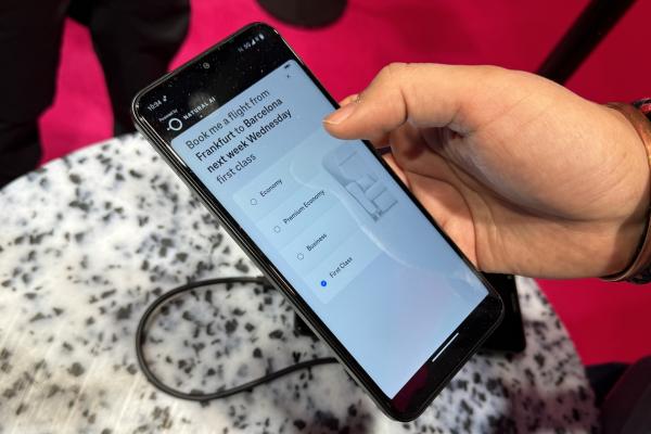 MWC 2024: Am văzut primul telefon fără aplicaţii la standul Telekom, cu AI la putere (Video)