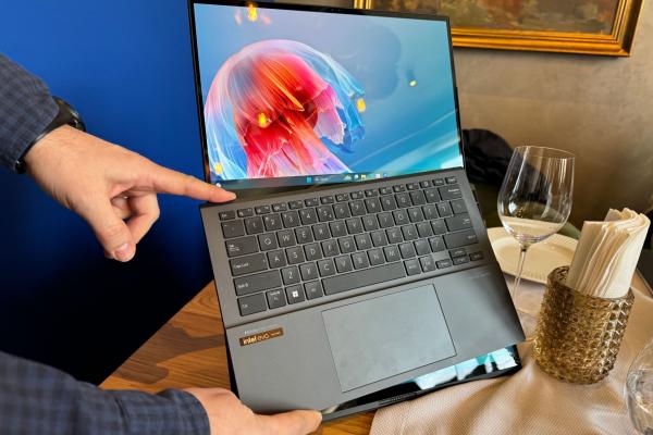 ASUS ZenBook Duo (UX8406) - Foto