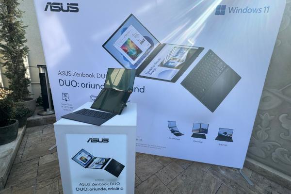 Acest laptop devine desktop cu două ecrane OLED: am pus mâna pe ASUS ZenBook Duo (2024) - Video