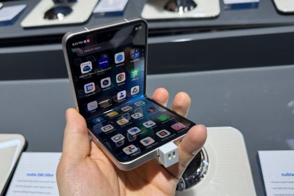 MWC 2024: ZTE Nubia Flip este primul telefon pliabil ieftin şi am pus mâna pe el (Video)