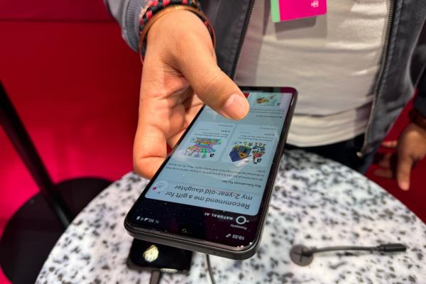 MWC 2024: Ce este "telefonul fără aplicaţii" de la Telekom; L-am testat şi iată răspunsul (Video)