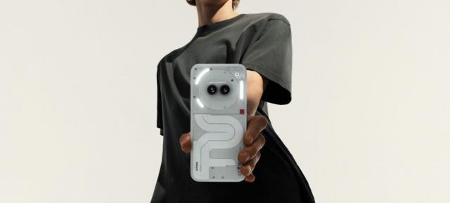 Nothing Phone (2a) e acum oficial! Cel mai accesibil telefon din portofoliul companiei are design atractiv cu luminițe + procesor Dimensity 7200 Pro
