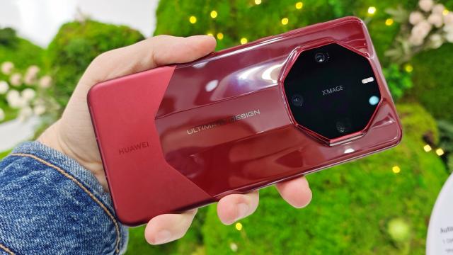 <b>MWC 2024: Huawei Mate 60 RS Ultimate Edition hands-on - Smartphone cu design exclusivist și camere de top</b>Avem ocazia de a arunca o privire și spre smartphone-uri „exotice” în cadrul MWC 2024. Alex a trecut pe la standul celor de la Huawei în acest an, iar în Barcelona chinezii au adus puternicul Huawei Mate 60 RS Ultimate Edition, un smartphone cu design