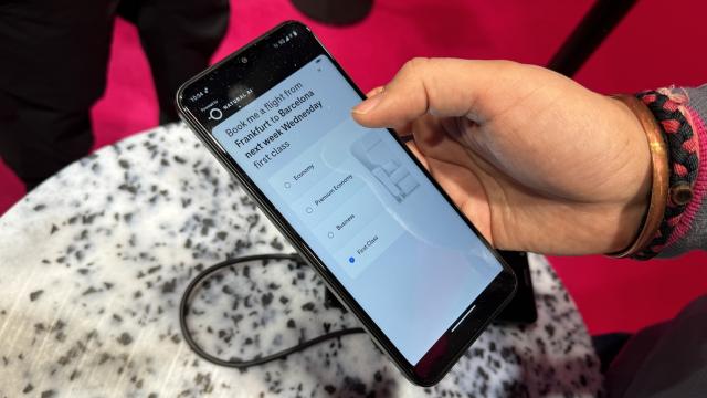 <b>MWC 2024: Am văzut primul telefon fără aplicaţii la standul Telekom, cu AI la putere (Video)</b>Am aflat cu câteva zile în urmă că Telekom/Deutsche Telekom/T-Mobile pregăteşte un concept complet diferit de telefon mobil, unul fără aplicaţii. Mizează pe AI şi pe comandă vocală şi l-am văzut la MWC 2024, în Barcelona, la standul Telekom