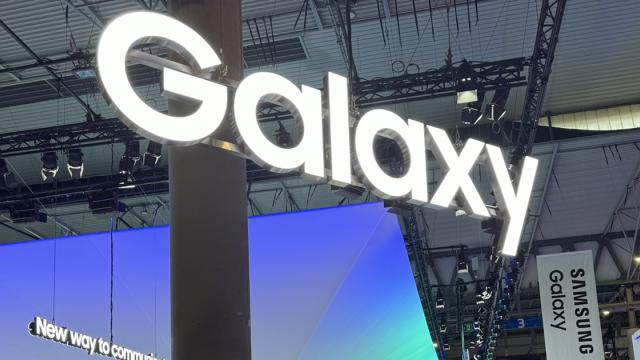 <b>MWC 2024: Turul standului Samsung din Barcelona - Galaxy Ring, Galaxy AI, ecologie, S24</b>MWC nu ar fi MWC fără tururile de stand. Colegul Alex ne aduce de la MWC 2024, din Barcelona un tur al standului Samsung, care a mizat evident pe Galaxy AI, dar şi pe Galaxy Ring. Ce alte noutăţi sunt, aflaţi mai jos

