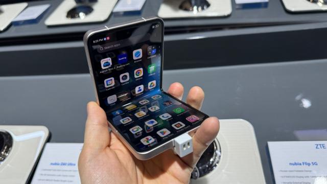 <b>MWC 2024: ZTE Nubia Flip este primul telefon pliabil ieftin şi am pus mâna pe el (Video)</b>La standul ZTE de la MWC 2024, în Barcelona puteai vedea flagship-uri precum Nubia Z60 Ultra, dar şi tablete cu ecran 3D. Nouă ne-a atras totuşi privirea un Nubia Flip, primul telefon pliabil ieftin şi midrange. Impresii despre 
