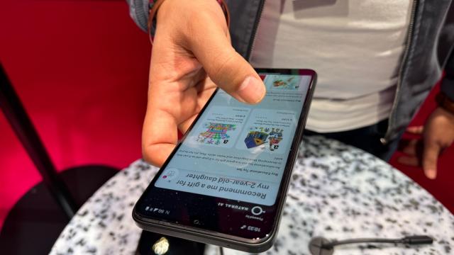 <b>MWC 2024: Ce este "telefonul fără aplicaţii" de la Telekom; L-am testat şi iată răspunsul (Video)</b>Înainte de MWC 2024 circula ştirea că Telekom vrea să revoluţioneze modul în care interacţionam cu telefoanele mobile. Cum? Păi... scăpând de aplicaţii. Le-ar înlocui cu AI, chatboți şi comenzi vocale. Ce a ieşit se vede mai jos

