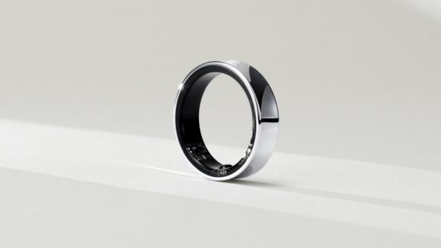 <b>Inelul inteligent Samsung Galaxy Ring nu va fi compatibil cu device-urile iOS; Aflăm detalii privind bateria noului gadget fitness</b>În cadrul MWC 2024 a fost în sfârșit prezentat designul adoptat de Galaxy Ring, primul inel inteligent din portofoliul Samsung. Nu au fost detaliați senzorii sau alte specificații, însă jurnaliștii și pasionații tech prezenți la eveniment au reușit să 