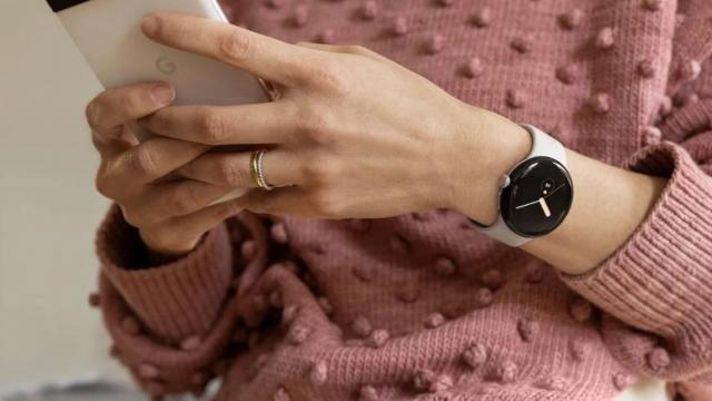 <b>Google Pixel Watch 3 ar putea aduce conectivitate UWB; Va putea fi găsit mai ușor, iar smartphone-ul se va debloca în prezența sa</b>Google urmează să anunțe în acest an seria de telefoane Pixel 9, posibil și un terminal pliabil Pixel Fold 2. Ar trebui alături de aceste smartphone-uri să sosească și un nou smartwatch - Pixel Watch 3. Au apărut recent câteva informații cu privire