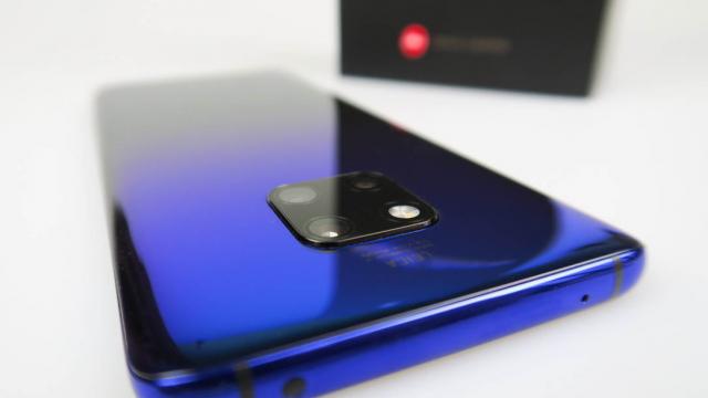 <b>Huawei Mate 20 Pro Unboxing: multe premiere, culoarea Twilight hipnotizează (video)</b>La scurt timp de la debutul oficial iată că Huawei Mate 20 Pro ajunge și pe masa de teste Mobilissimo, un telefon cu multe premiere ce așteaptă să fie descoperit. Este un flagship în toată regula, unul care pune la bătaie și scanner 