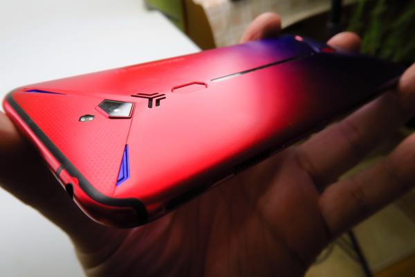 ZTE Nubia Red Magic 3S: Design metalic, robotic, cool pentru gameri