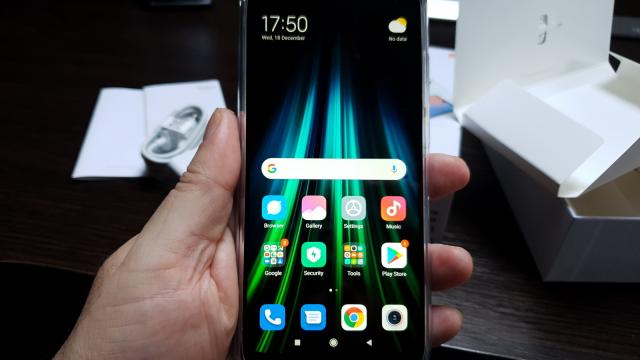 <b>Xiaomi Redmi Note 8T: Display cu culori vii și unghiuri largi de vizualizare</b>Xiaomi Redmi Note 8T foloseşte "noul normal", adică un ecran cu diagonală de 6.3 inch. A devenit o normalitate o diagonală de 6.2 sau 6.3 inch de la Galaxy S9+ încoace. E "noul 5.5 inch" dacă vreţi". Avem aici un panou IPS LCD, cu aspect 19.5:9 şi..