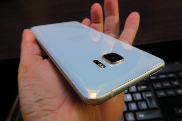 HTC U Ultra: Design masiv, mai masiv decât Mi MIX, dar cu siguranţă special