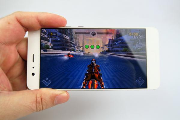 Huawei P10 Plus: Benchmark-uri peste flagship-urile de anul trecut, sub Huawei P10