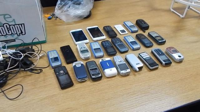 <b>S-a modernizat contrabanda din închisori: telefoanele sunt aduse cu drona la Penitenciarul Ploieşti</b>Întotdeauna m-am întrebat care sunt metodele prin care telefoanele reușesc să se strecoare în închisori, iar astăzi avem o lămurire chiar de la noi din România. Aflăm că până și contrabanda din închisori s-a modernizat, telefoanele fiind aduse acum cu 
